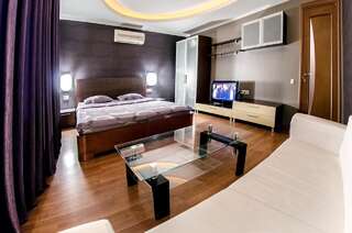 Апартаменты Hotrent Pechersk Lesy 20/22 Киев Номер с кроватью размера "king-size" и гидромассажной ванной-1