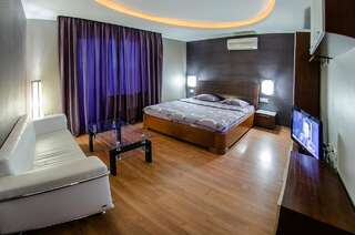 Апартаменты Hotrent Pechersk Lesy 20/22 Киев Номер с кроватью размера "king-size" и гидромассажной ванной-2