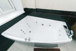 Апартаменты Hotrent Pechersk Lesy 20/22 Киев Люкс с кроватью размера "king-size" и джакузи-4